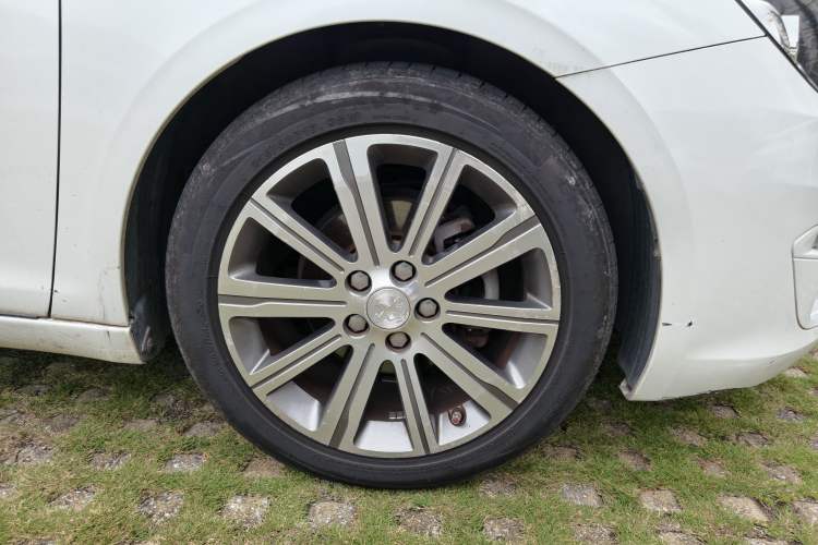 Used Peugeot 408 2014 1.8L Automatic Luxury Edition Right Front Wheel Hub
