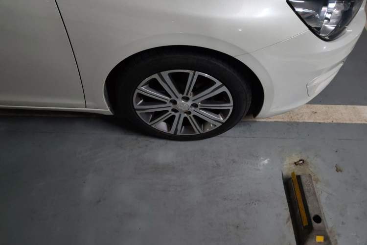 Used Peugeot 408 2014 1.8L Automatic Luxury Edition Right Front Wheel Hub