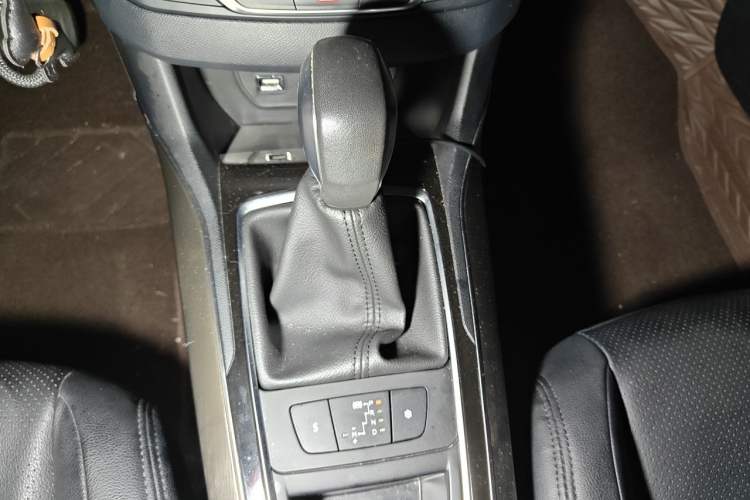 Used Peugeot 408 2015 1.2T Automatic Luxury Edition Gear Lever