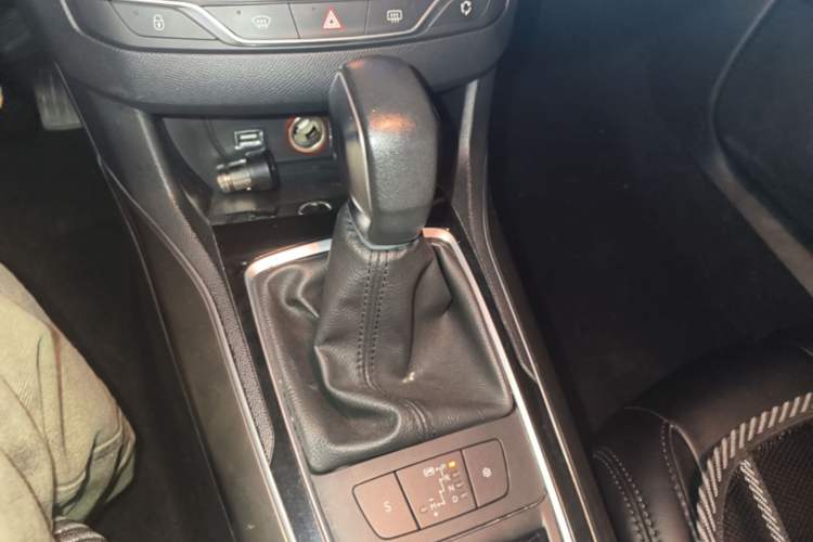 Used Peugeot 408 2015 1.2T Automatic Luxury Edition Gear Lever