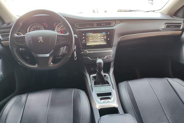 Used Peugeot 408 2015 1.2T Automatic Luxury Edition Center Console