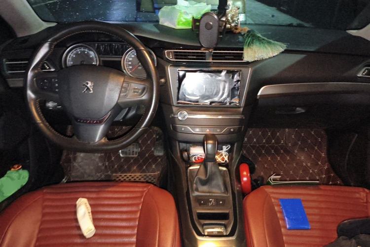 Used Peugeot 408 2015 1.2T Automatic Luxury Edition Center Console