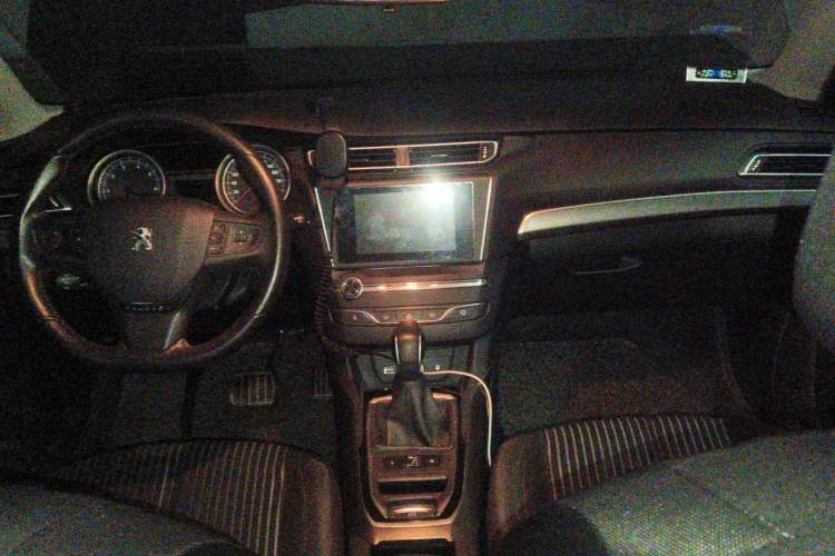 Used Peugeot 408 2015 1.2T Automatic Luxury Edition Center Console