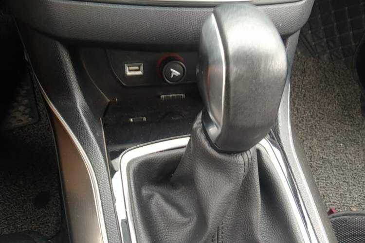 Used Peugeot 408 2015 1.2T Automatic Luxury Edition Gear Lever