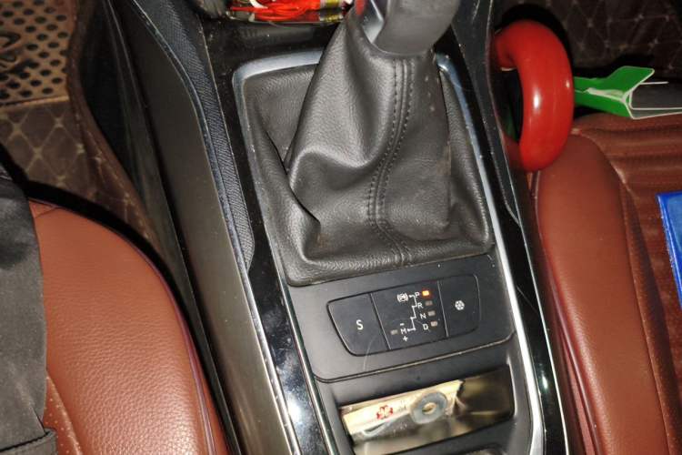 Used Peugeot 408 2015 1.2T Automatic Luxury Edition Gear Lever