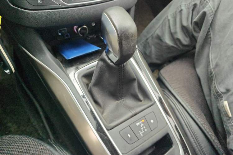 Used Peugeot 408 2015 1.2T Automatic Luxury Edition Gear Lever