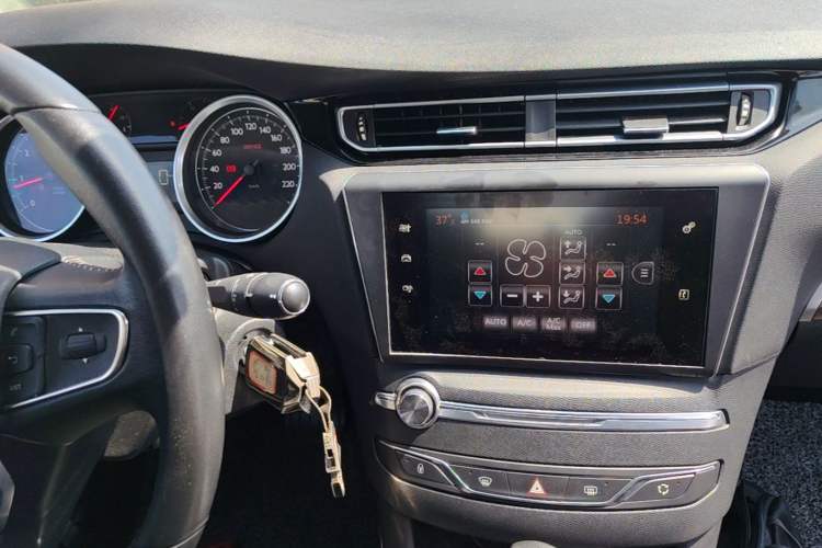 Used Peugeot 408 2015 1.2T Automatic Luxury Edition Audio And AC Panel
