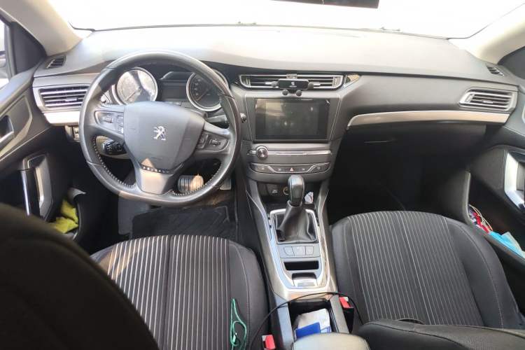Used Peugeot 408 2015 1.2T Automatic Luxury Edition Center Console