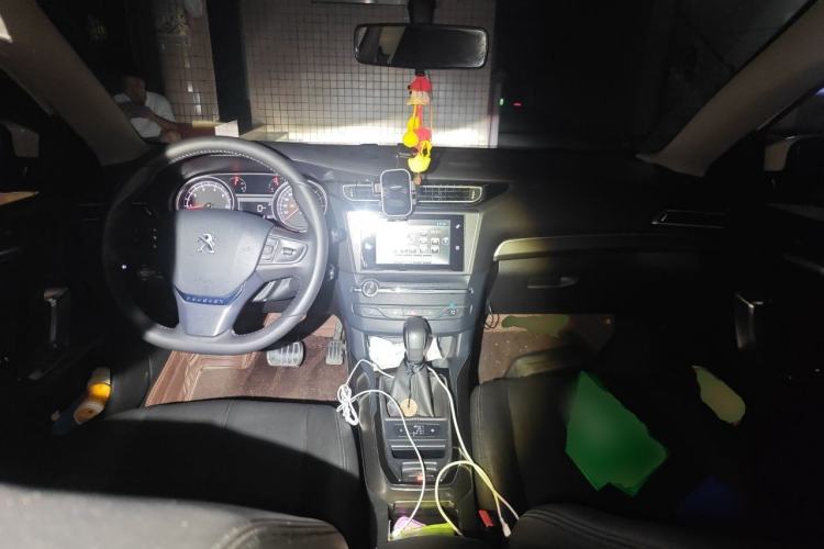 Used Peugeot 408 2015 1.2T Automatic Luxury Edition Center Console