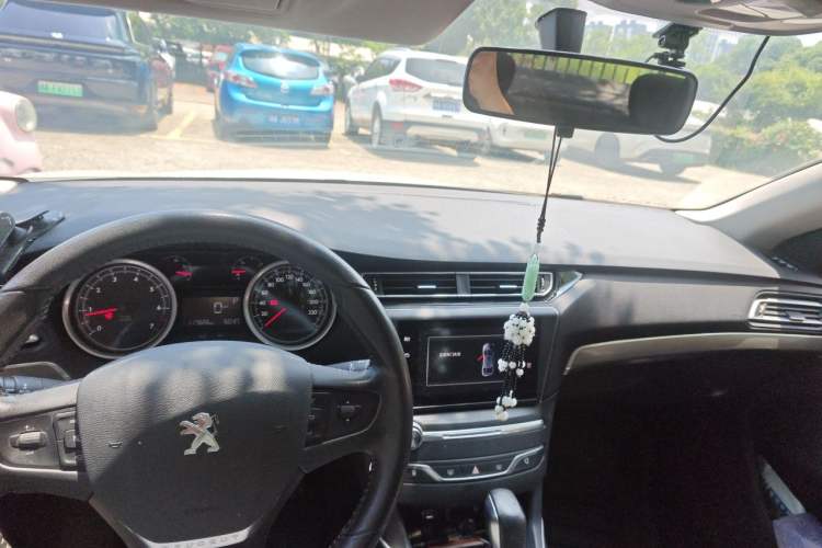 Used Peugeot 408 2015 1.2T Automatic Luxury Edition Center Console