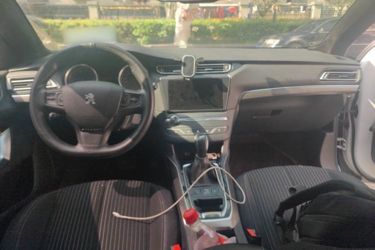 Used Peugeot 408 2015 1.2T Automatic Luxury Edition Center Console