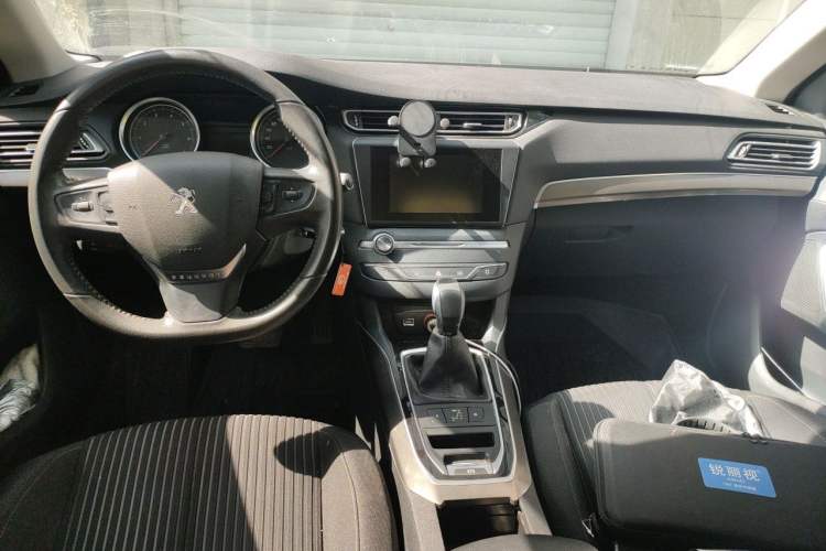 Used Peugeot 408 2015 1.2T Automatic Luxury Edition Center Console
