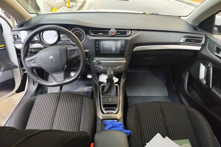 Used Peugeot 408 2015 1.2T Automatic Luxury Edition Center Console