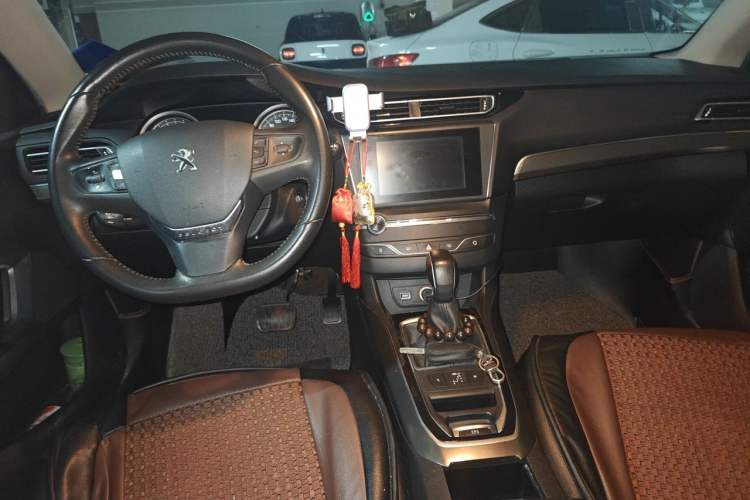 Used Peugeot 408 2015 1.2T Automatic Luxury Edition Center Console