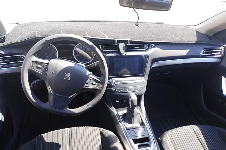 Used Peugeot 408 2015 1.2T Automatic Luxury Edition Center Console