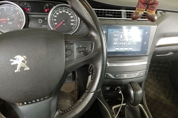 Used Peugeot 408 2015 1.2T Automatic Luxury Edition Center Console