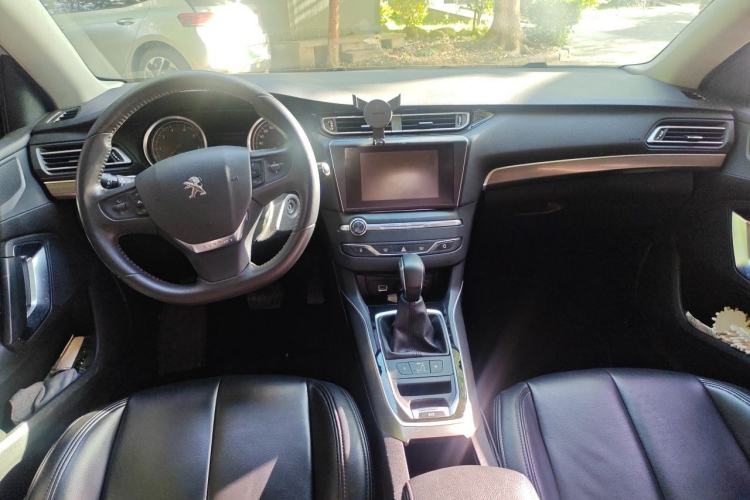 Used Peugeot 408 2015 1.2T Automatic Luxury Edition Center Console