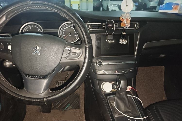 Used Peugeot 408 2015 1.2T Automatic Luxury Edition Center Console