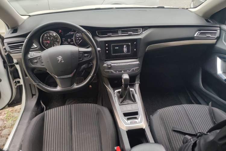 Used Peugeot 408 2015 1.2T Automatic Luxury Edition Center Console