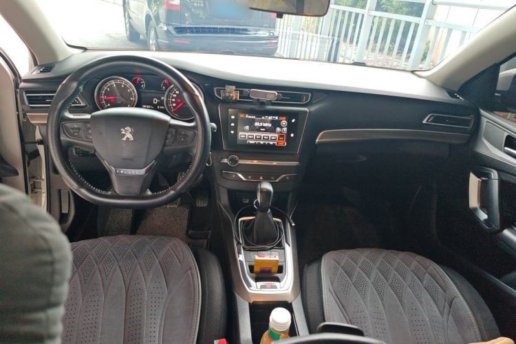 Used Peugeot 408 2015 1.2T Automatic Luxury Edition Center Console
