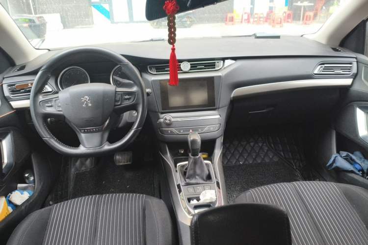 Used Peugeot 408 2015 1.2T Automatic Luxury Edition Center Console