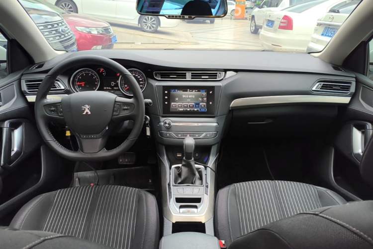 Used Peugeot 408 2015 1.2T Automatic Luxury Edition Center Console