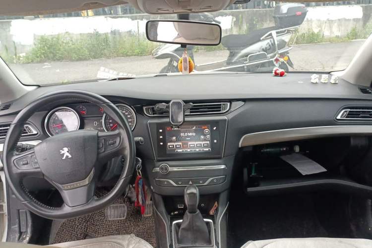 Used Peugeot 408 2015 1.2T Automatic Luxury Edition Center Console