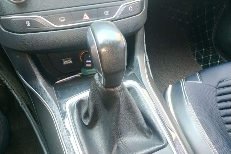 Used Peugeot 408 2015 1.2T Automatic Luxury Edition Gear Lever