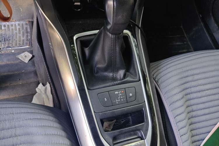 Used Peugeot 408 2015 1.2T Automatic Luxury Edition Gear Lever