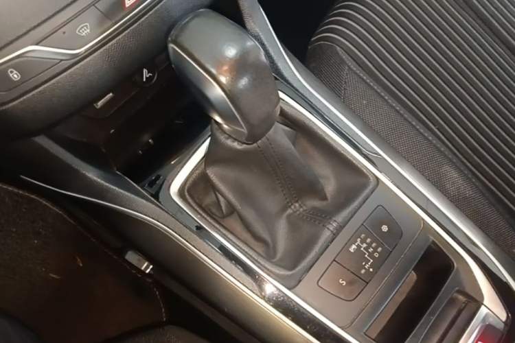 Used Peugeot 408 2015 1.2T Automatic Luxury Edition Gear Lever