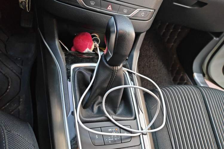 Used Peugeot 408 2015 1.2T Automatic Luxury Edition Gear Lever