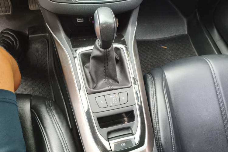 Used Peugeot 408 2015 1.2T Automatic Luxury Edition Gear Lever