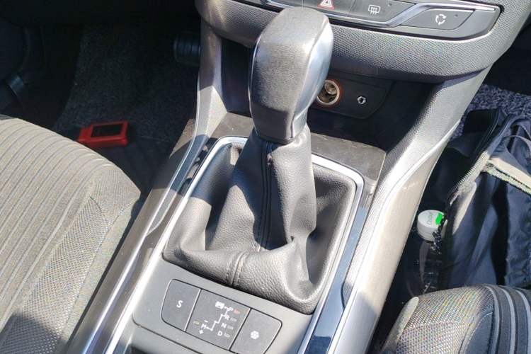 Used Peugeot 408 2015 1.2T Automatic Luxury Edition Gear Lever