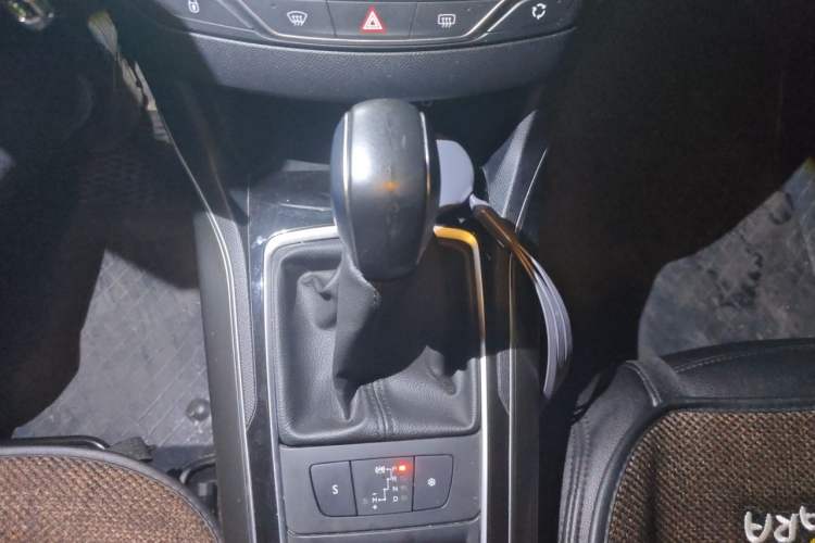Used Peugeot 408 2015 1.2T Automatic Luxury Edition Gear Lever