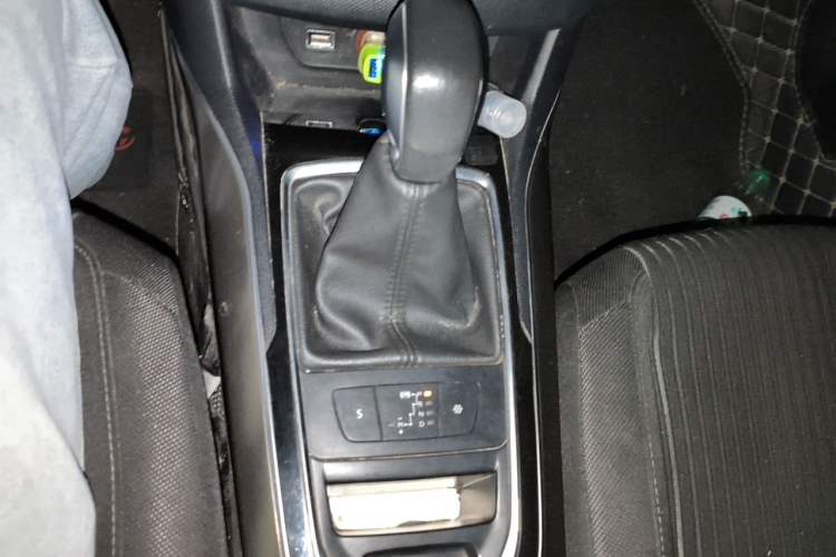 Used Peugeot 408 2015 1.2T Automatic Luxury Edition Gear Lever