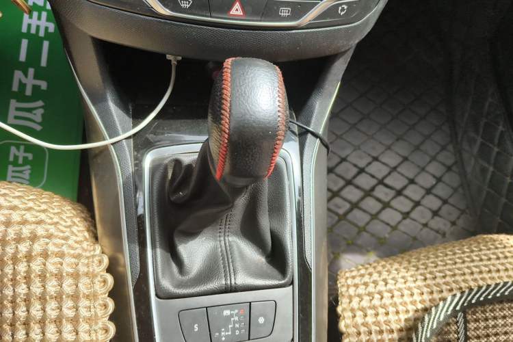 Used Peugeot 408 2015 1.2T Automatic Luxury Edition Gear Lever