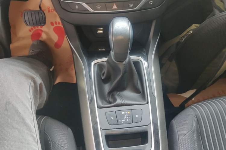 Used Peugeot 408 2015 1.2T Automatic Luxury Edition Gear Lever
