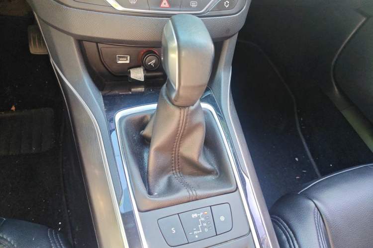 Used Peugeot 408 2015 1.2T Automatic Luxury Edition Gear Lever