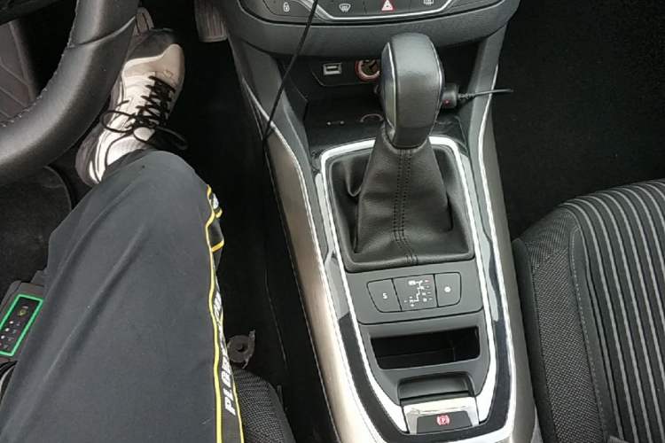 Used Peugeot 408 2015 1.2T Automatic Luxury Edition Gear Lever