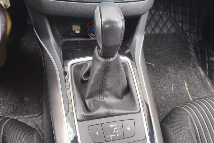 Used Peugeot 408 2015 1.2T Automatic Luxury Edition Gear Lever