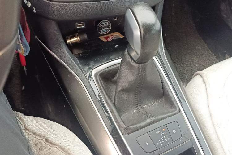 Used Peugeot 408 2015 1.2T Automatic Luxury Edition Gear Lever