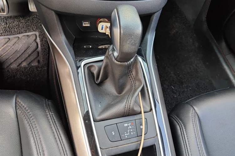 Used Peugeot 408 2015 1.2T Automatic Luxury Edition Gear Lever