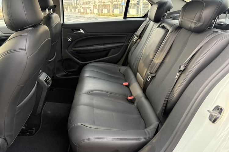 Used Peugeot 408 2015 1.2T Automatic Luxury Edition Interior 4