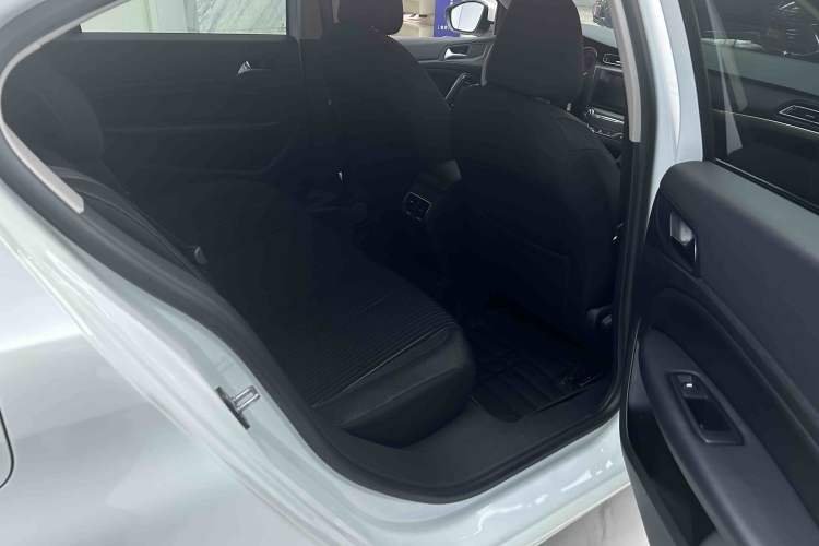 Used Peugeot 408 2015 1.2T Automatic Luxury Edition Interior 4