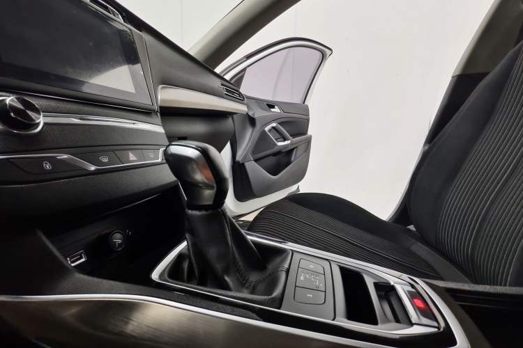 Used Peugeot 408 2015 1.2T Automatic Luxury Edition Interior 5