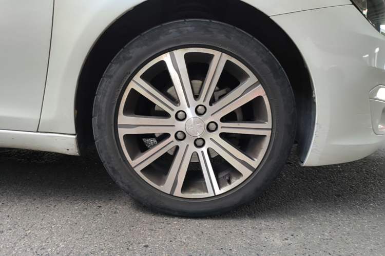 Used Peugeot 408 2015 1.2T Automatic Luxury Edition Right Front Wheel Hub