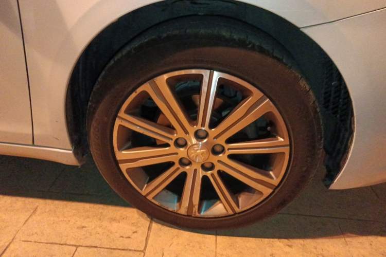 Used Peugeot 408 2015 1.2T Automatic Luxury Edition Right Front Wheel Hub