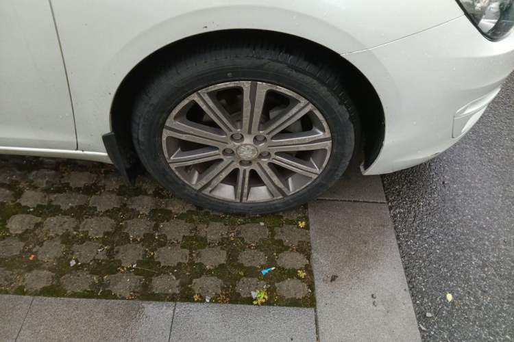 Used Peugeot 408 2015 1.2T Automatic Luxury Edition Right Front Wheel Hub