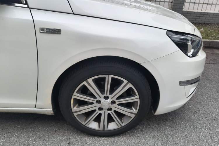 Used Peugeot 408 2015 1.2T Automatic Glory Edition Right Front Wheel Hub