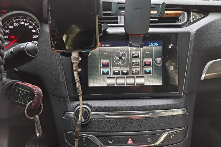 Used Peugeot 408 2016 1.6T Automatic Luxury Edition Audio And AC Panel
